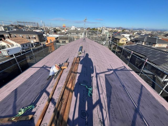 加古川市のカバー工事における防水紙敷設